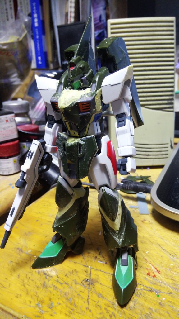 ノコで切断しパテで埋めるの繰り返しです。