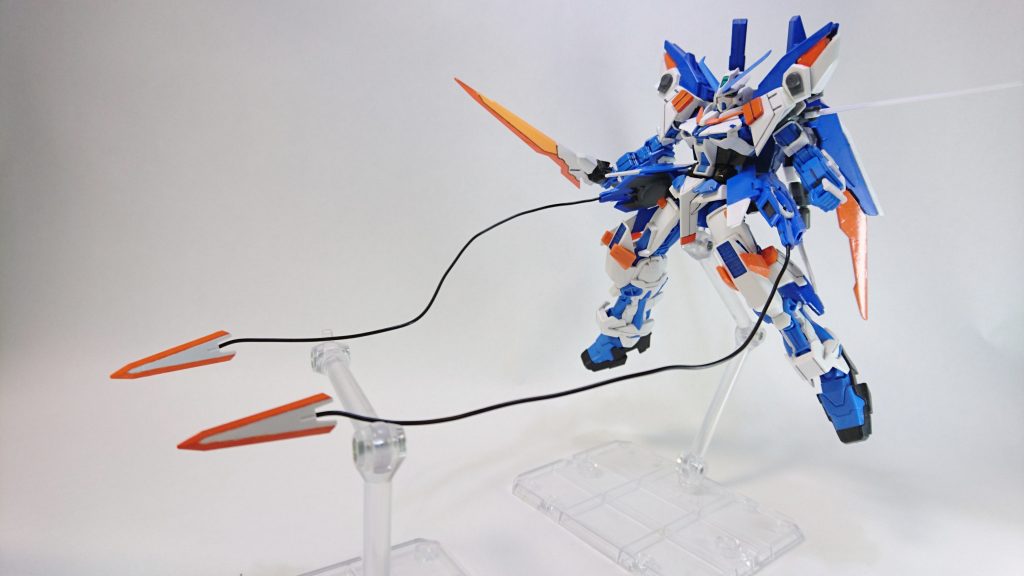 アンカーブレード
ロケットモーター推進で飛翔する実体剣。対MS用兵器として破壊力は高くないが機体の運動補助や足場の固定など用途は多岐に渡る。
スーパーGNソードⅡの先端部分を取り付けているのでアンカーが使えます。