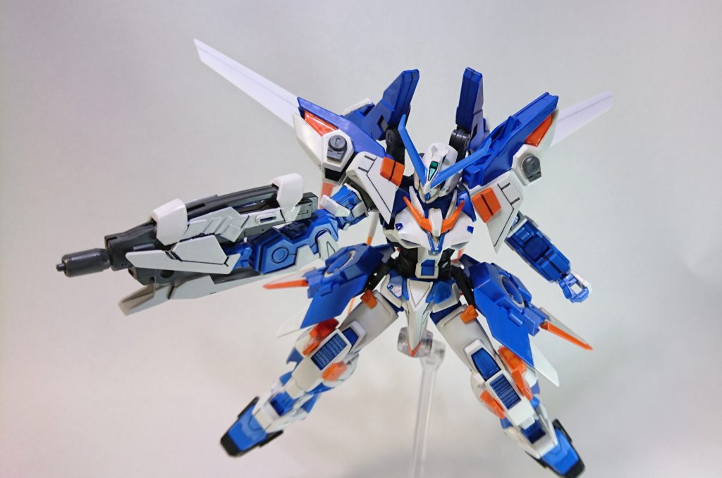 ビームライフル
短銃身タイプで連射が利き、扱いやすい専用ビームライフル。
ジンクスのビームライフルベースにジャンクパーツで飾り付けしました。
フリーダムのビームライフルがストライクのライフルにカバーを着けたようなデザインだったのでそれをイメージしてカバーチックにしてみました。