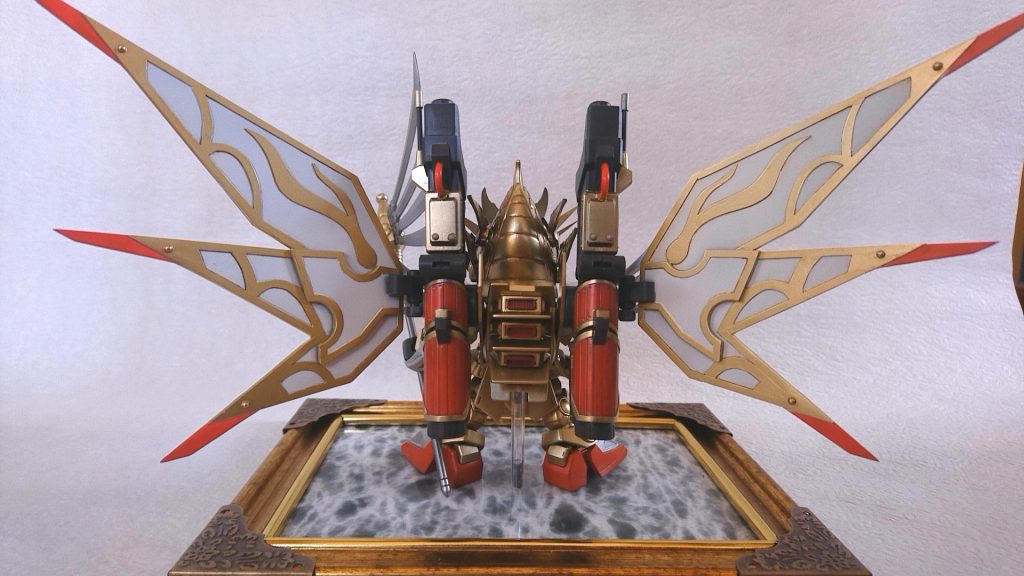 背面から。バックアップ基部は旧キットのF91です。羽の模様には無駄に時間が掛かりました。