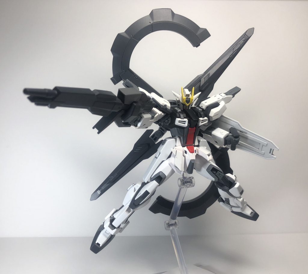 ーーーーーーーーーーーーーーーーーーーーーーーーーーーーーーーー
形態解説：「SEEDフェイズ」

円形だったプレートパーツが上下に移動し、「S」字を模した形状に変化した形態。本形態では、パイロットの脳に直接刺激を加えることで擬似的な「SEED」状態を強制発現させる。「SEED発現状態」となったパイロットの反応速度は戦闘の優位性を高めるが、その反面パイロットへの負担が大きく、長時間の使用は推奨されない。
ーーーーーーーーーーーーーーーーーーーーーーーーーーーーーーーー

大胆にも背中に「S」字を作っちゃう！という本機制作の初期案をできるだけ格好良く仕上げた形態です笑

この「S」字というのは、
ベース機である「ストライクのS」、本編タイトル「ガンダムSEEDのS」など作中キーワードを意識して制作しました。

ちなみにライフルを構えるだけで、タイトルロゴがなくてもセルフタイトルバックが可能です。

見た目だけでなく、設定的にもS字に関する意味を持たせたかったので、本編で主人公たちが発現した「SEED」に絡めた少し不穏な設定にしてみました。