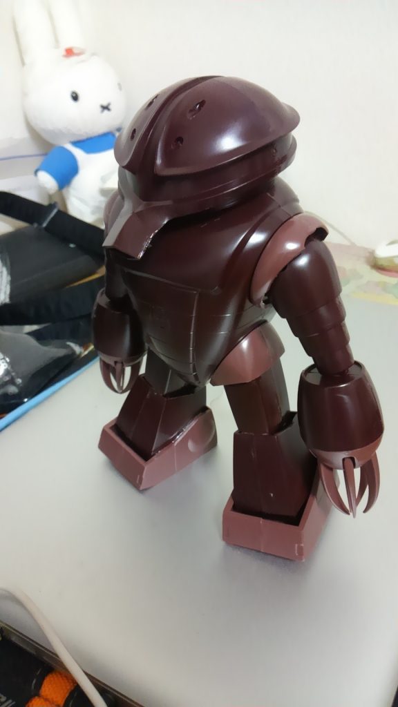 改造部位はズゴックと同じように脇下を削って腕を降ろせるように。
あと足首の関節パーツをあえて使わないことによってクリアランスを広く取り、接地の良い状態にして接着固定。
…ぐらいかな…ご覧の通りパーツ形状は一切いじってません(ㆁωㆁ*)