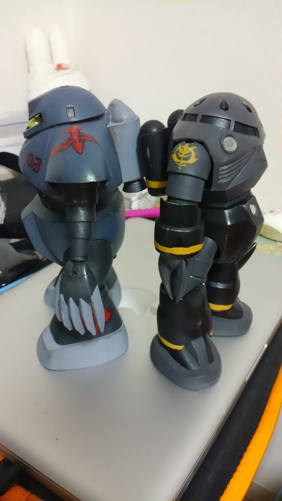 ゴッグがMSM-03、ズゴックは07。
けっこう番号が開いてるだけあって、ゴッグと比べるとかなり形状が洗練されてるのが見て取れます。