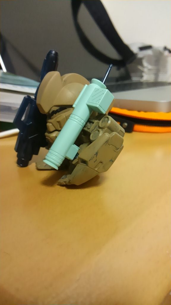 肉抜き部分にランナーで持ち手を作って、肉抜き側が目立たないような持たせ方にしました。
砲口も開孔してます。