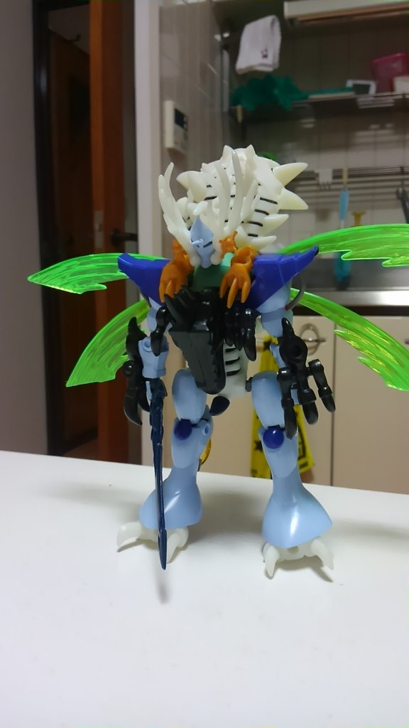 だいたいパーツ配置が完了したあたり。
アタマの接続方向をこのあと変更しました。
肩アーマーはギャンの靴w