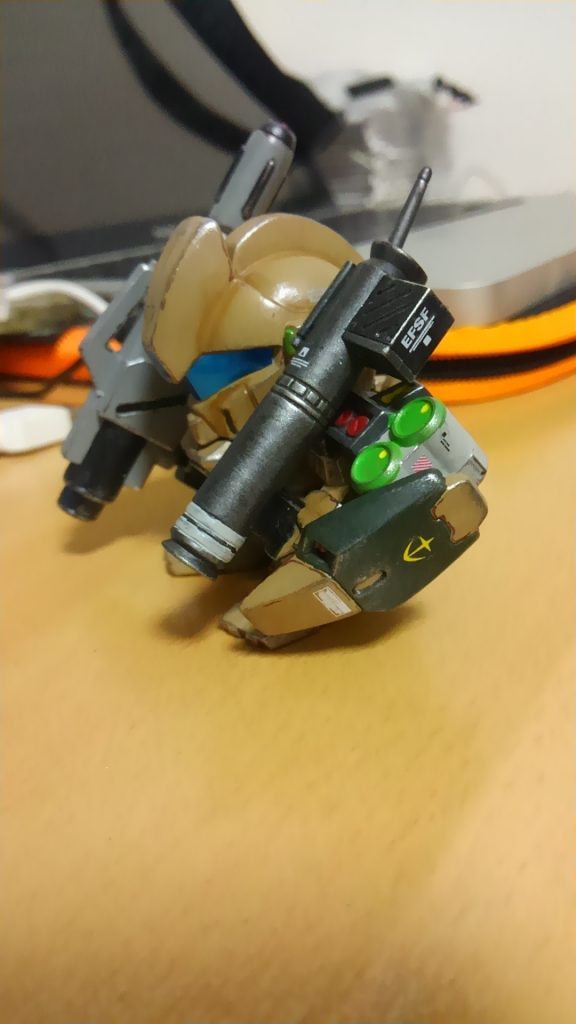 両肩のミサイルポッドなんかもしっかり塗ったんですが、両手に武器持たせたら全然見えませんね…(ノ´∀`*)