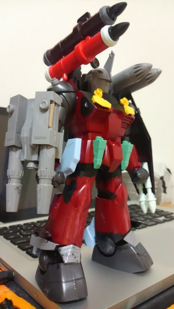 右腕の連装砲はコアファイターに肩のキャノンを移植したもの(๑•̀ㅂ•́)و✧
アタマの角はコアファイターの尾翼(•ө•)♡