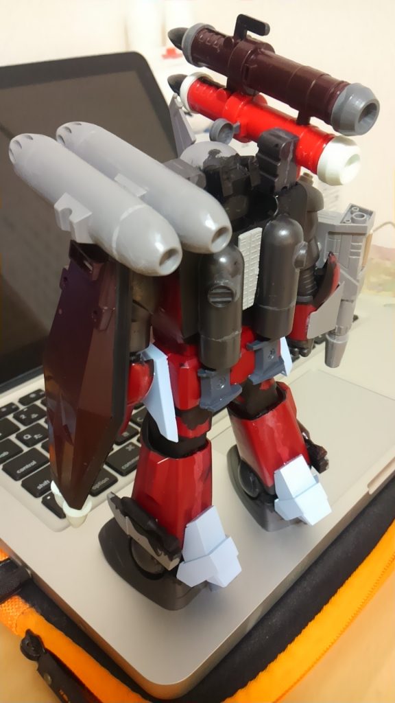 シールドや、右肩の謎のロケット砲などは1/100ガンダムから持ってきてます。