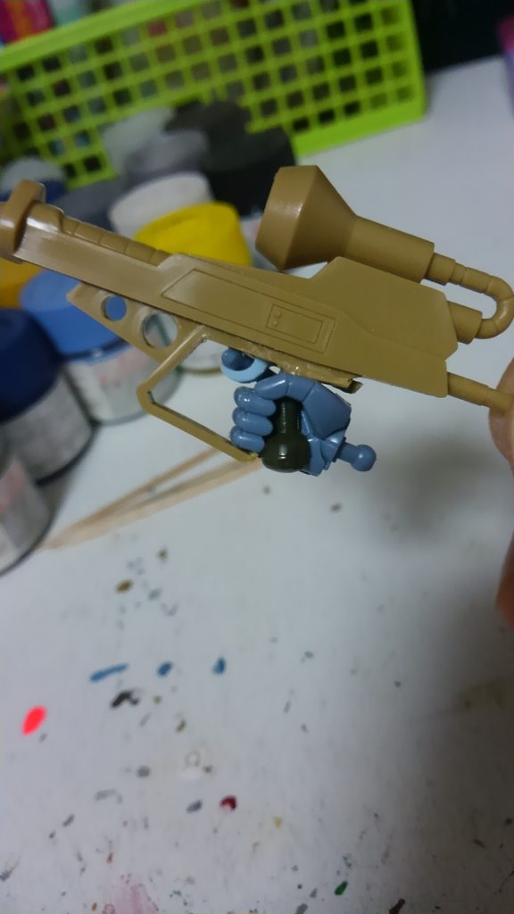 ゲルググのライフルは持ち手と一体成型だったので、手首部分を切り落とし。
握りや引金はジャンクでこさえました。