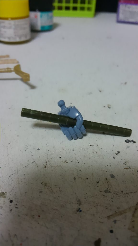 左手の持ち手の穴を削って広げて、薙刀の柄を角度をつけて持てるようにしました。