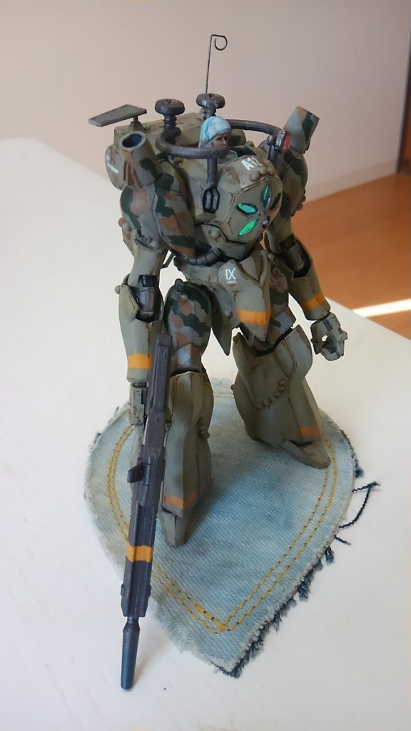 パイロット?はヌージャデル・ガーの中の人を使いました。
胸のクリアーパーツには食玩のワーディアンのホロシールを貼り込んであります。よく光る。