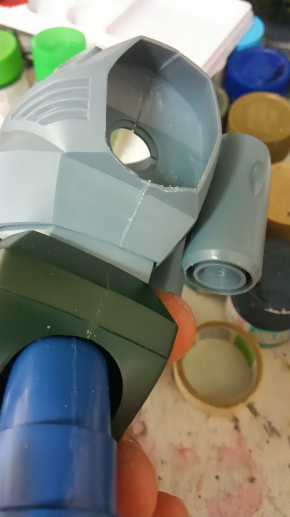 ……さらに脇下の干渉部分を削りました。
これらによって、腕がまっすぐ下に降ろせるように。
これをしないと、