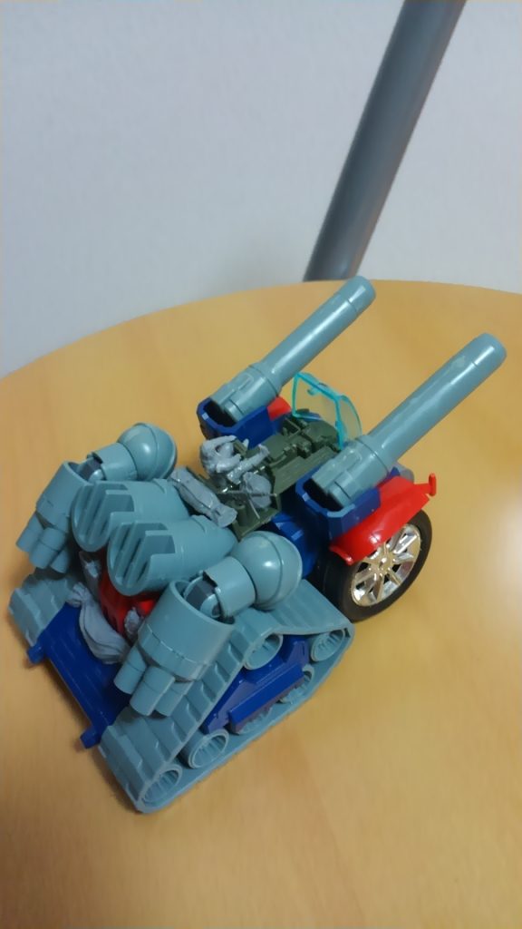 コクピット部分は1/72戦車のインテリアパーツをそのまま貼っ付けました•̀.̫•́✧