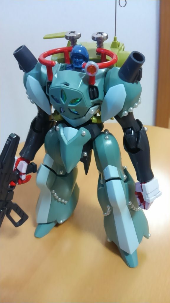 塗る直前。
各部のリベットぽい球は百均のデコシールです。
首周りの赤いパーツは、変わった形のランナーを見つけてそのまま使いましたw