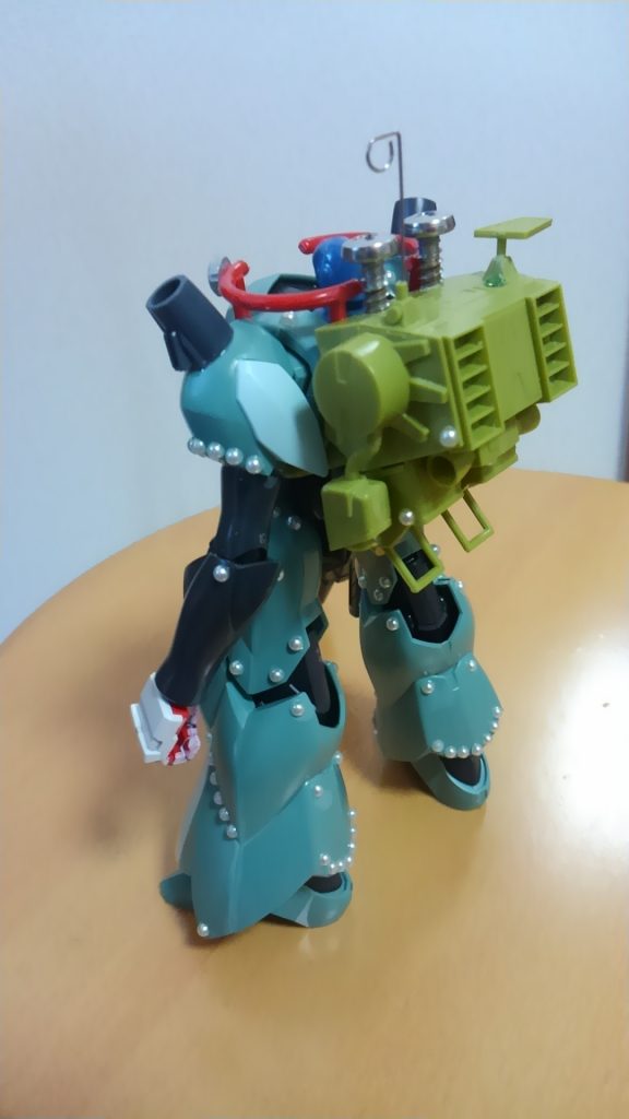 バックパックから出てるネジみたいなパーツは、ほんとにネジをぶっ刺してますw
金属ですけど気にせず普通に塗りましたがなにか(・∀・)