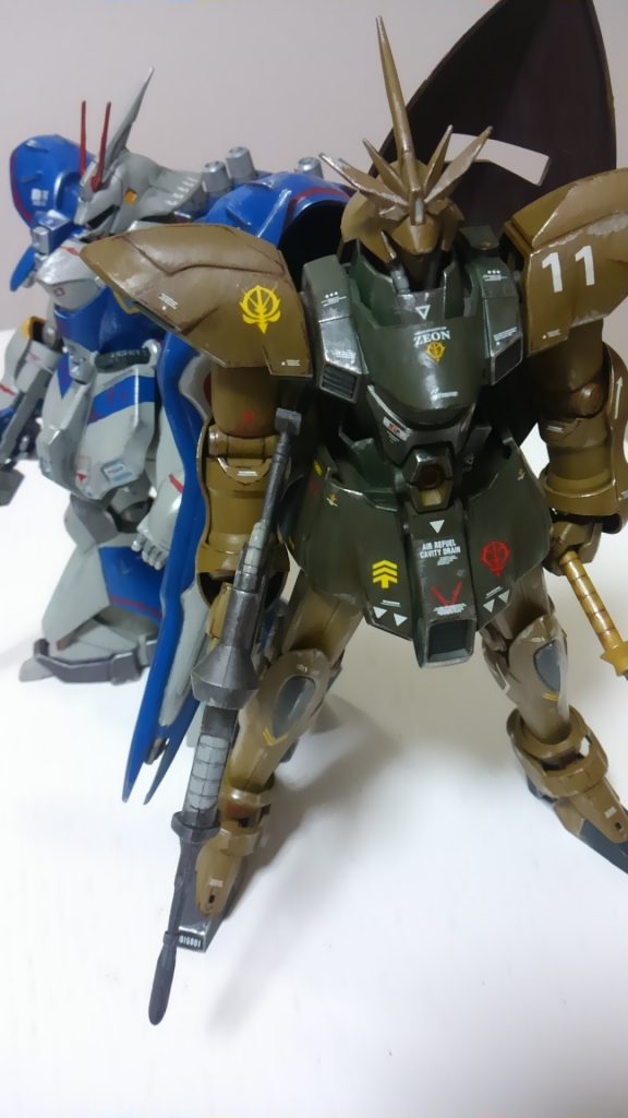 前作のサザビーとツーショット。