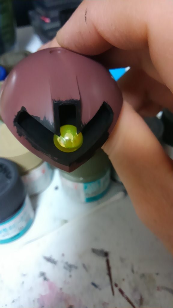 改造部分はモノアイのみ。
百均のデコシールに置き換えて、視線の追従効果を狙ってみました。