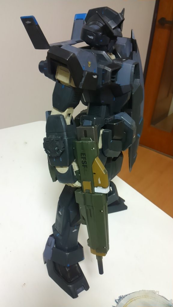 関節は明灰白色ですが、だいぶ古い塗料だったので本来の色とは少し変わっていたかも…