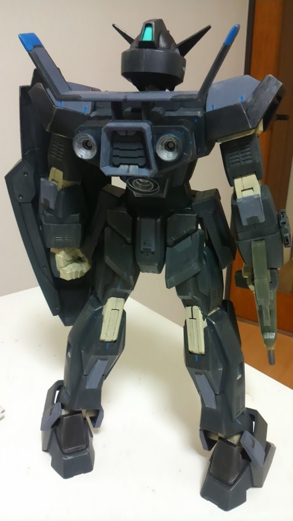 メガサイズAGE-1にはLEDが搭載されていて、バックパックが電池ボックス、下部バーニアが点灯スイッチになってます。
ということで…