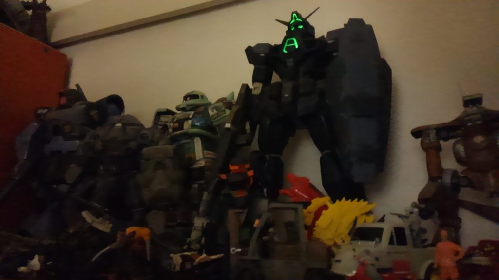 ディスプレイしててもすごい存在感。
ちなみに隣のザクとドムは1/60です。メガサイズでかすぎ！だがそれがいい