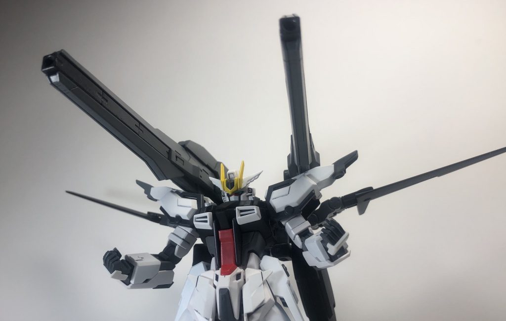 大型キャノンは男のロマン！

大型キャノンは接続アームのフレキシブルな可動により銃口を前面に向けることができるほか、大きく「ハ」の字に開くことも可能です。


キャノンの素材はダブルオースカイのHWSです。ニードルのような部分（弾頭？）を四角い砲身で埋めて使用しています。



バックパックが違うだけでSEEDストライカー装備型とは全く別の機体に見えますよね！


続いて、【バックパック無し状態】のアクションです。