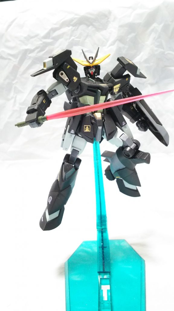 肩に着けたカラミティ腰アーマーがお気に入り
黒色に金デカールはよい・・・
右肩の金属パーツが銀色のままなのは、つや消し吹いた後の最終組立時にとれて、つけ直したせい。そのままのがかっこいいと思ってしまって