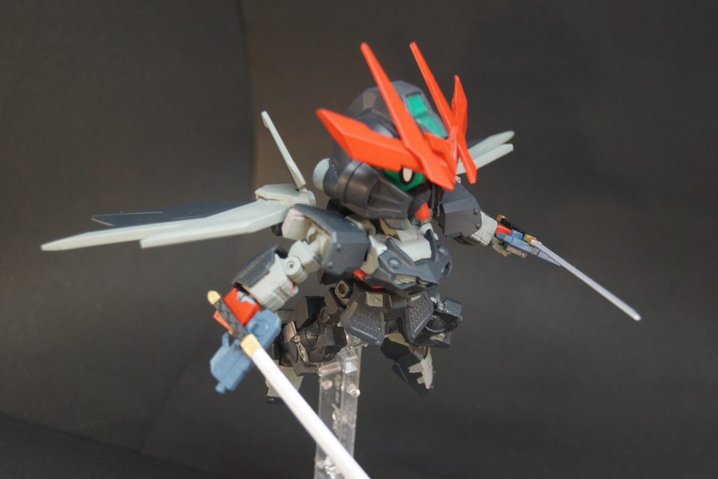 　ポージングその3です。
　背中のユニットは飛行形態に変形することができます！原典ノワールストライカーの変形方法をモロぱくr、いやリスペクトしています！再現できて良かったです(^^)