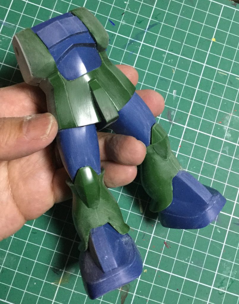 肩の付け根をハの字にカット 脚はアルミ線を通して固定