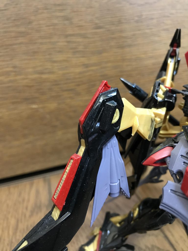 上部がもげ、接着しようとしたパーツが行方不明ヾ(・ω・`;)ﾉぁゎゎ