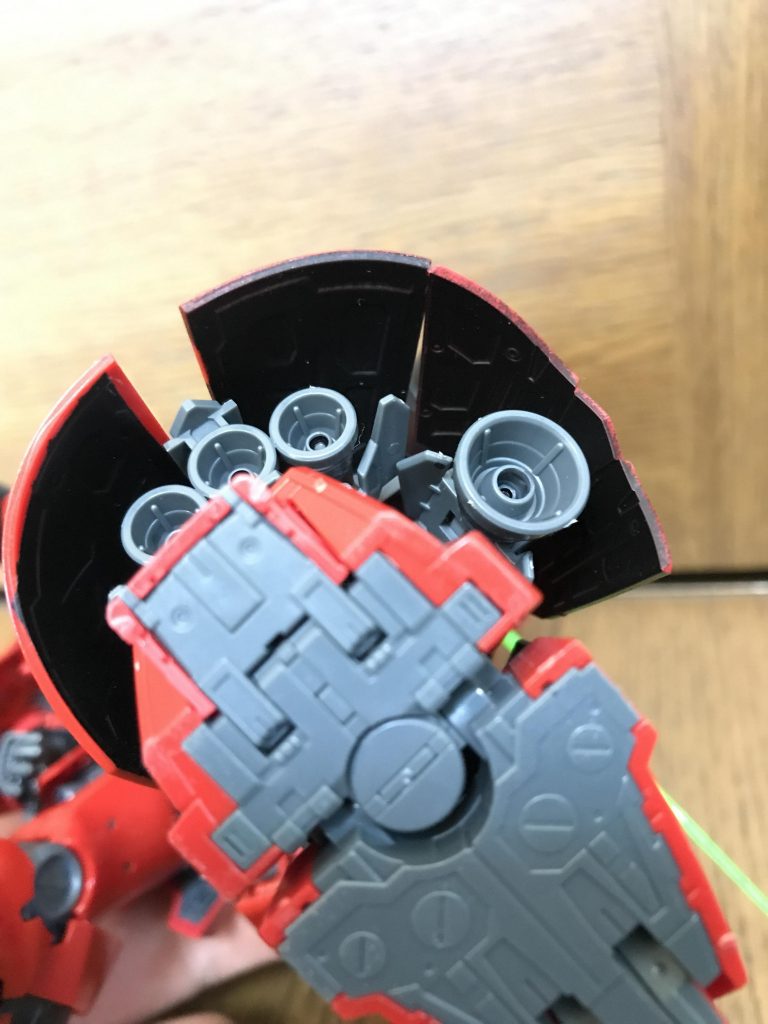 本来バーニアの収納されてる裏は赤でしたが、サフ黒を吹いてみました！