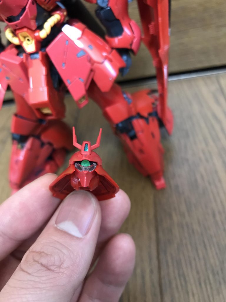 メインカメラはガンダムマーカー
モノアイは蛍光塗料で塗っているので暗闇でひか…る予定でしたがパーツが小さくてよく分かりません(笑)