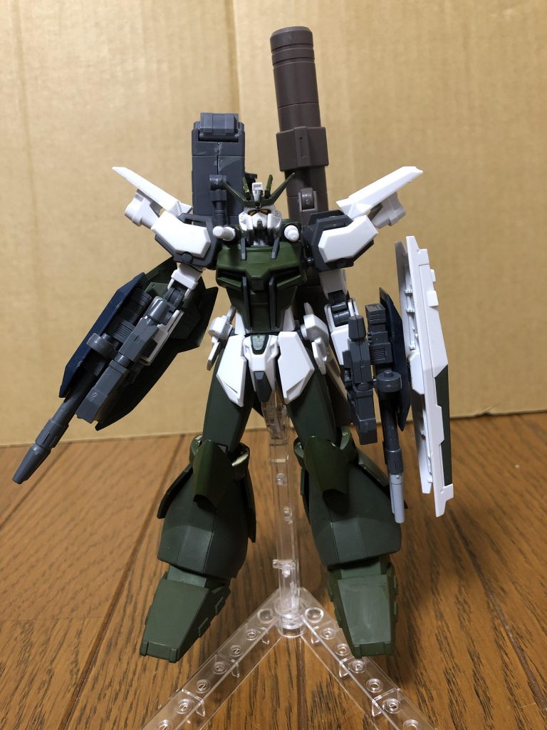 正面ショット。
武装は見てわかると思うが後方支援形態というにふさわしい(かどうかは自己満である。)装備をしている。
けど接近されたりすることを考えてビームサーベルも搭載してるぜ。
そもそも接近されるのが苦手だからそこはパイロットのさじ加減って事かな。