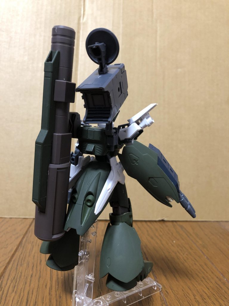 バックショット。
キマリスヴィダールのリアアーマーを利用する事で推力上昇をはかったけどこの武装だとあまり関係なさそうな気が・・・ま、まぁそこは気にしないでくれ。
背面武装はMSGのミサイル、そして殆どのパーツの元になったガルバリベイクの榴弾砲を採用した。
・・・この砲身がストライクより大型というのは驚いたが、つけると案外形になるもんだ。
また腰のサイドアーマーにはV2ABのヴェスバーを使用しているのでここからも攻撃が可能だ。