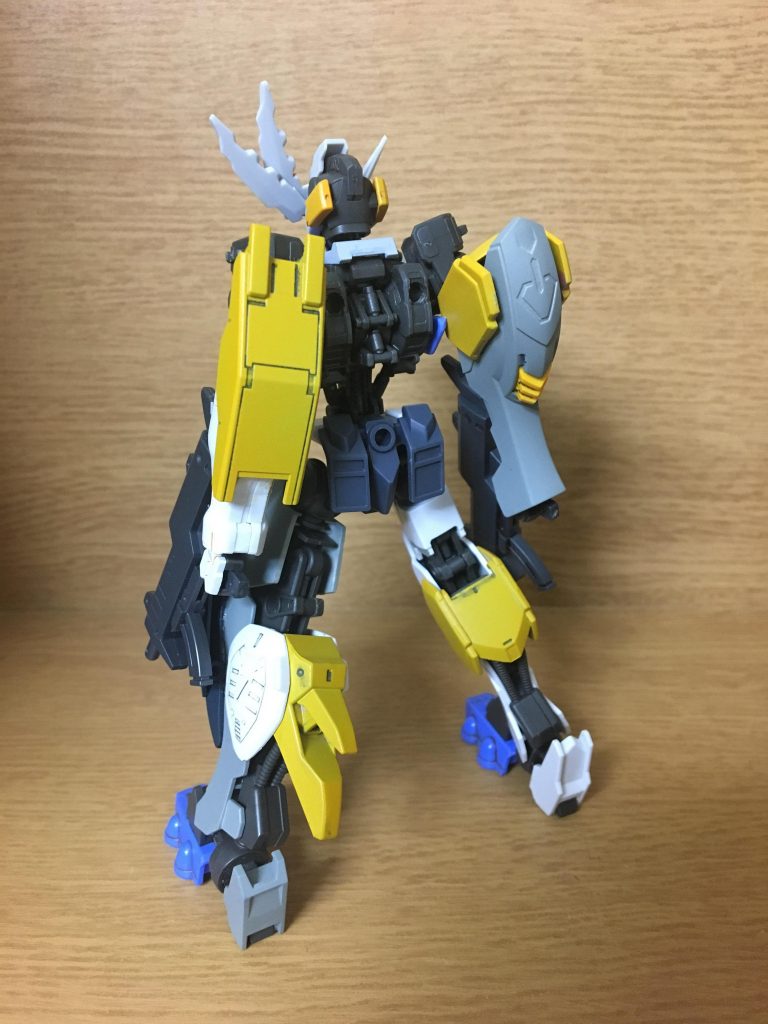 僅か5回の戦闘しかしていなかったため、テイワズにも厄祭戦当時のデータは残っておらず復元は不可能とされた。そのため左右非対称の一見すると間に合わせの改修にとどまっているように見えるがパイロットの意向と戦闘データを反映した結果この外見になったため、ある意味正解と言えるだろう。
顔面、左腕と右脚部の一部の装甲は回収された時から装備しておりその形状と02という製造番号から1番機のガンダムバエルと似た外見であったと推測されている。
両足の青色の装甲はパイロットである元ヒューマンデブリの青年が給料で購入したもの。元は何のパーツだったのか不明だったが後に活動が目立ってきたガンダムフレームの1機、アスタロトの装甲の複製品であることが判明した。