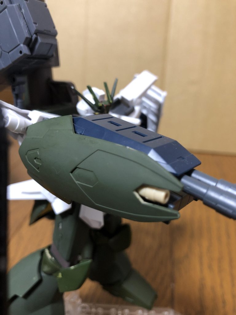 武装その2
リベイクシールド
ガルバリベイクから拝借したシールドだ。
砲身は塗る色が無かったのでそのままだ。
お目汚し失礼。
こちらは実弾なのでアイフィールド対策や頭のイーゲルシュテルンと合わせ牽制に使われるな。
硬度もバッチリ・・・と思う。