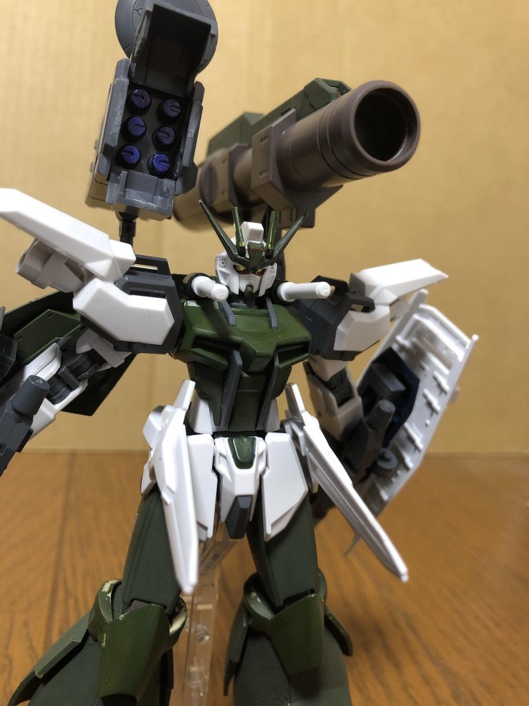 武装その3.その4.その5
6連装ホーミングミサイル
カール榴弾砲
ヴェスバー
3つまとめて紹介、
まず左に映るミサイルが熱誘導のホーミングミサイルの設定だ。
これを発射して相手を誘導しながら射線に入れるということを考えてたが、
素のミサイルの使い方もできる。
次にカール榴弾砲、右に映る砲身の武器だ。
これはコーイチが作ったガルバリベイクのものとは別物で、
戦車のカール自走臼砲を元に作られた大型榴弾迫撃砲を取り付けているという設定。
そのため大規模爆発を起こす弾頭、コーイチの使ってるような空中で炸裂し範囲攻撃を行う弾頭の2種類を使い分けられる。
最後にヴェスバーだがこれはV2ABのものと同一なので説明は割愛。