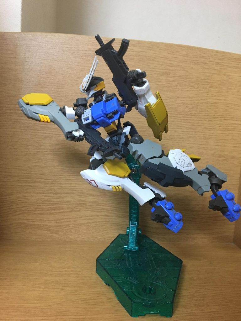 阿頼耶識システムによる重心制御とデブリや小惑星を蹴って移動、加速するという移動方法を駆使しマシンガンで敵機を牽制しながら、左脚部にのみ配するスラスターと右腕の装甲(形状からモビルスーツの脚部装甲と思われるが詳細は不明)が一直線になる姿勢をとり、加速して敵機に肘打ちを食らわせる、もしくは左脚部のスラスターと追加装甲を利用した膝蹴りを放つといった独特な戦闘スタイルを持つ。