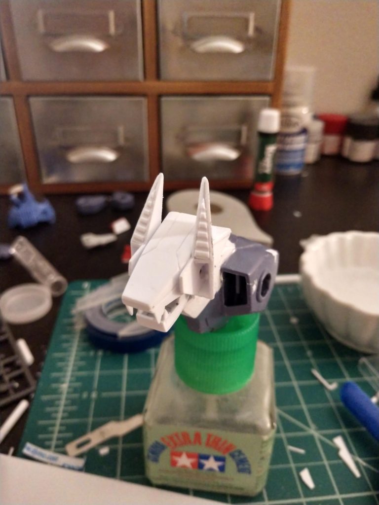 The jaw has sharp teeth capable of holding onto the knives on the gunpla's front legs