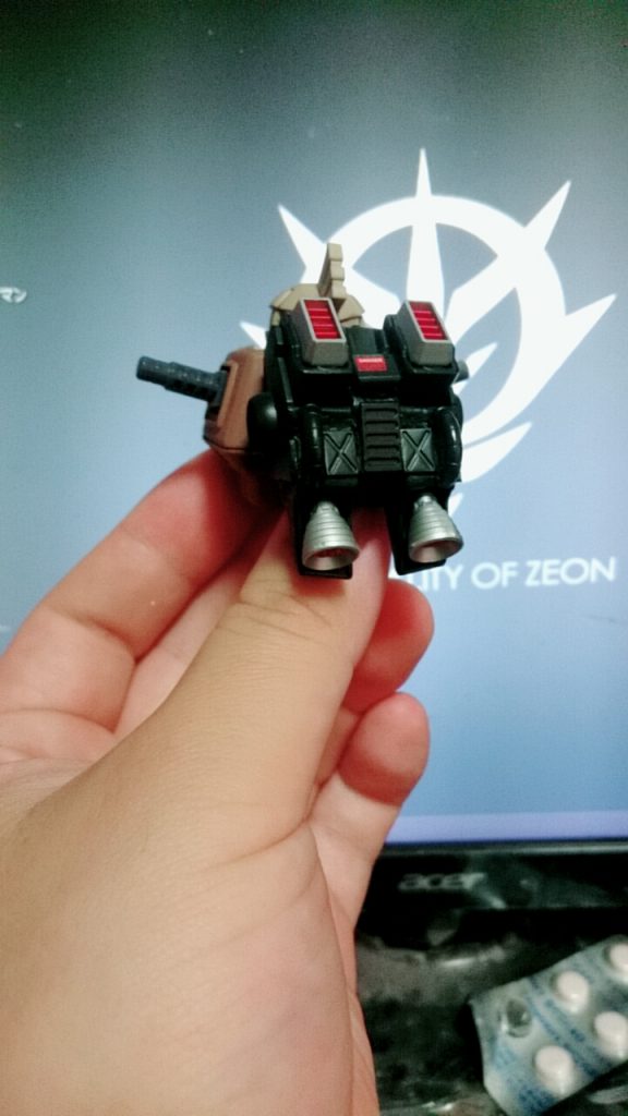 製作時、一番ネックだったのが陸戦型ゲルググ専用のバックパックです。
最も外見が近い高機動型ゲルググがまだプレバンで販売されて居なかった為、ゲルググキャノンとパワードジムのバックパックの下部を使用し、それっぽいものを作成しました。