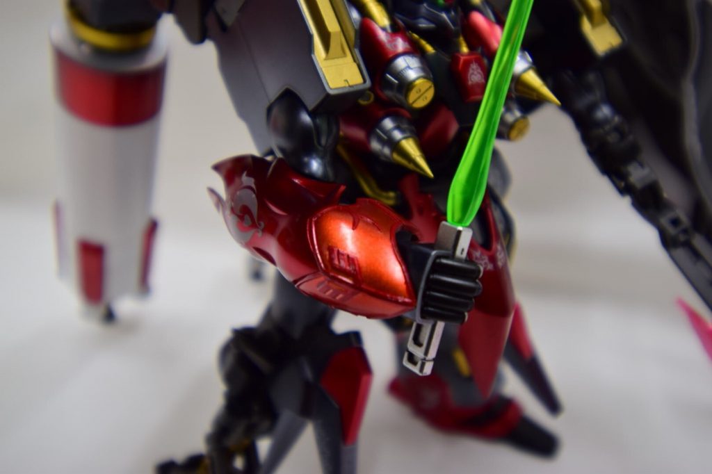 エングレービングはゴールドで塗装し、プリビアスレッドで筆塗りした後、クリアレッドを吹いてます。