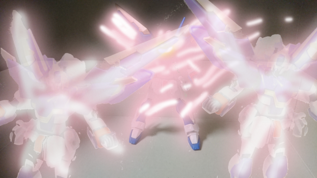 **嫌だ！やめろ！おれはこんな戦いは望んでいない！！**


・ファントムシャドウ
ファントムライトによって溢れた光の翼が凝縮して形作られた分身。
質量を持った残像ならぬ「実体を持った残像」であり、さながら忍者の影分身のように、本体と共に集団で相手を攻撃する。 
言うまでもなくビルドブースト発動時にしか使えない為、サスケが自らの意思でこの機能を使う事はない。