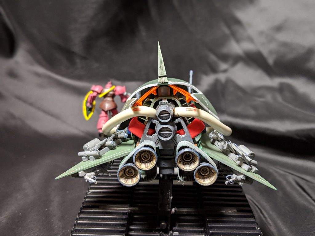 自慢のお尻
試作機らしくガワを剥げばケーブルやらフレームやら剥き出しの状態というイメージで作りました
翼にも意味を持たせるべく、ビットのランチャー設置場所としました