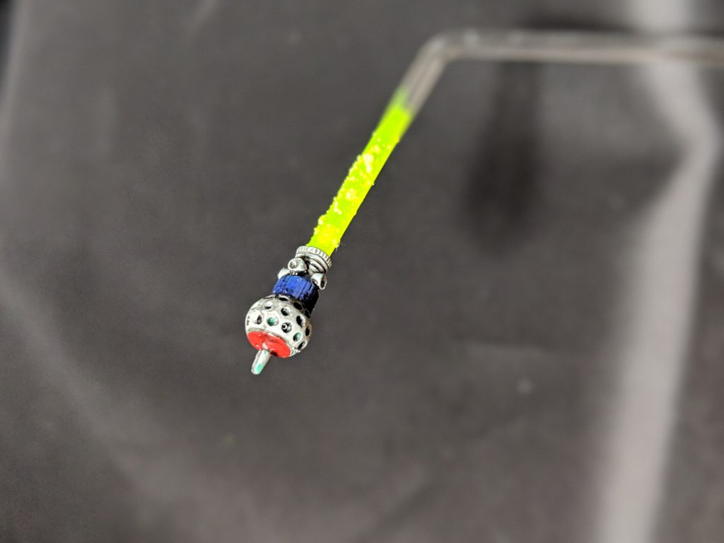 蛍光イエローとスポンジで粒子っぽく