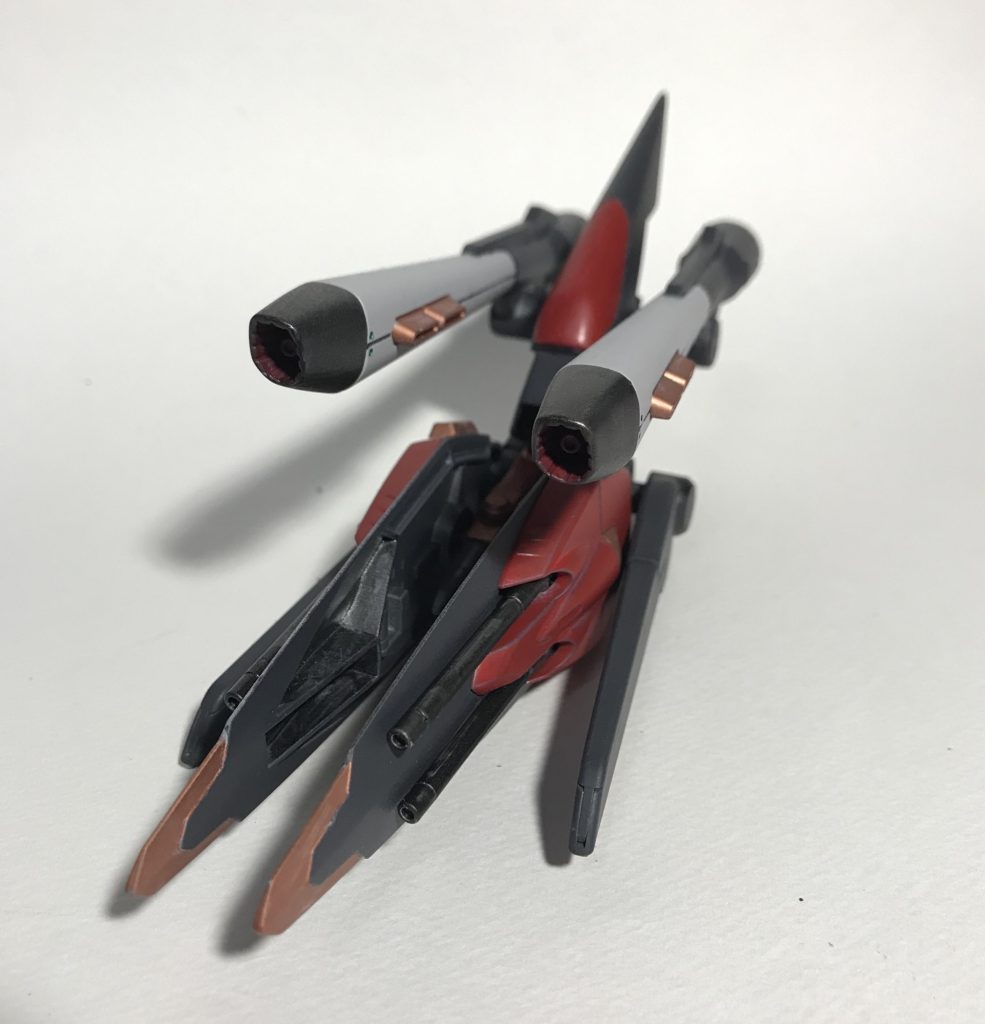 本体が軽装形態時に、バックパックと肩部シールドが合体して移動砲台に。