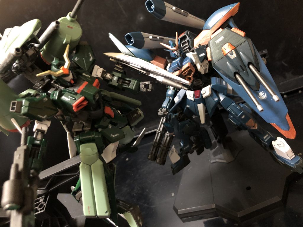 oyz「よーし、これより戦闘領域に入るぞ。スティングは強襲、オルガは後方から援護にあたれ。」
スティング「了解だ。」
オルガ「ハッ！ウロチョロしてっと撃ち落しちまうからな！」
スティング「ウザいな..。」