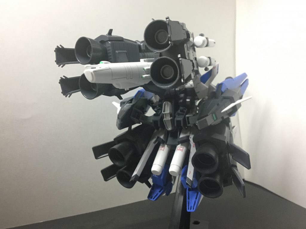 突撃形態背部。
変形の関係で突撃形態の時の方がバックパックが見やすいですね笑
腰部にはインパルスアルクのプロペラントタンクを装備(推進剤的なものです笑)
今回バックパックはかなりガッツリ盛りましたw(個人的にお気に入りです笑)
変形の際にストフリのギミックである腰のレールガンが後部に動くお陰で無理なく腰にブースターが装備できました(´ω`)