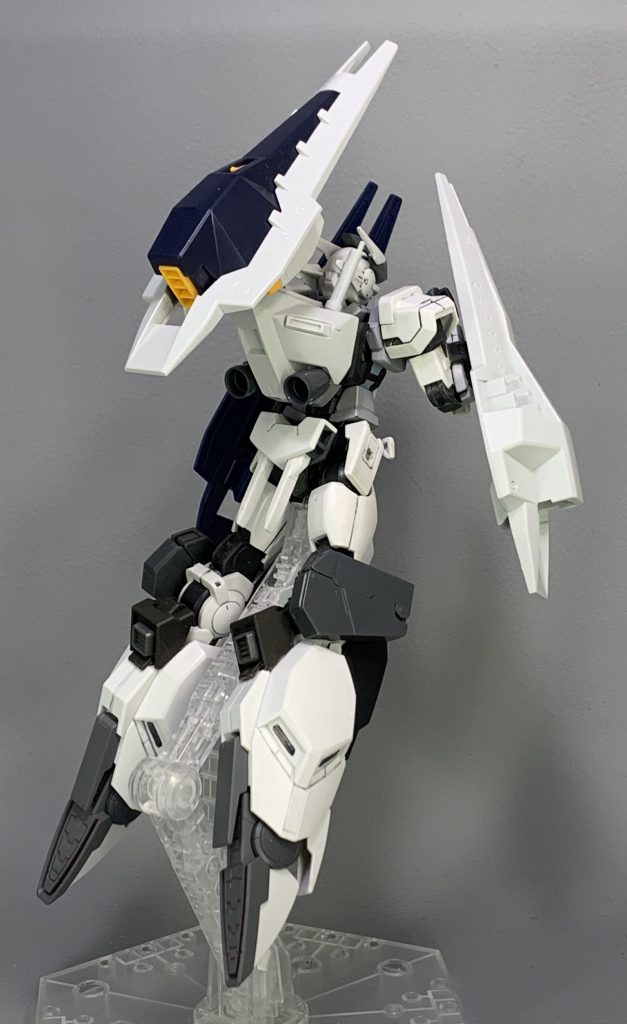 『アストレアB【オービタルジェッター】』
宇宙用長距離航行用装備。脚部のユニットと三枚のシールドブースターにより、驚異的な直線加速力を誇る。地球圏のラグランジュポイント間の距離程度なら無補給で移動可能な航行距離を誇るが、戦闘力はビームピストル二丁とビームサーベル三本と心細い。