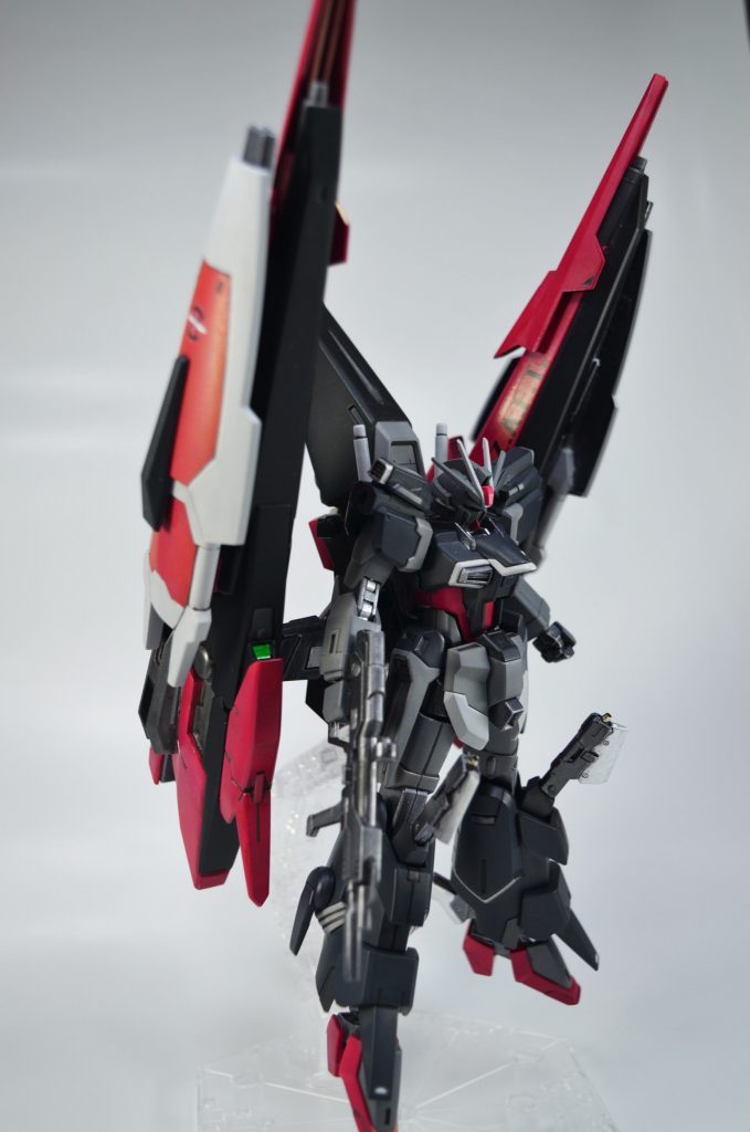 第二次ヤキン・ドゥーエ攻防戦で活躍したミーティアではあるが、
●小回りが利かず格闘戦に弱く、格闘戦時にユニットをパージする必要がある
●高火力を生かすマルチロックオンシステムを使うのに高い空間認識能力が求められる
という欠点の解消のために随伴機の開発がザフトで行われた。
随伴機に求められたスペックは以下の通り
●ミーティアの最大加速についていける推進力
●ミーティアの護衛としてMSによる格闘戦に対応できる機動力
●ミーティアとの同時射撃を行うため、ミーティアの30%を目標とした攻撃力(注1)
●ターゲットを補足、ミーティアへデータを送信する観測手としての機能(注2)
要求されたスペックを満たすためにミーティアをベースに小型化、再設計することとなった。
(注1)同時に多方向から攻撃することで回避が非常に困難になり同火力での敵被害が飛躍的に増加するため
(注2)複数の随伴機からの観測結果を解析、ターゲットの空間座標を演算することでパイロットの空間認識能力に頼らずにマルチロックオンを行う。
観測データはドラグーンのコントロールにも使われる量子通信により送信される