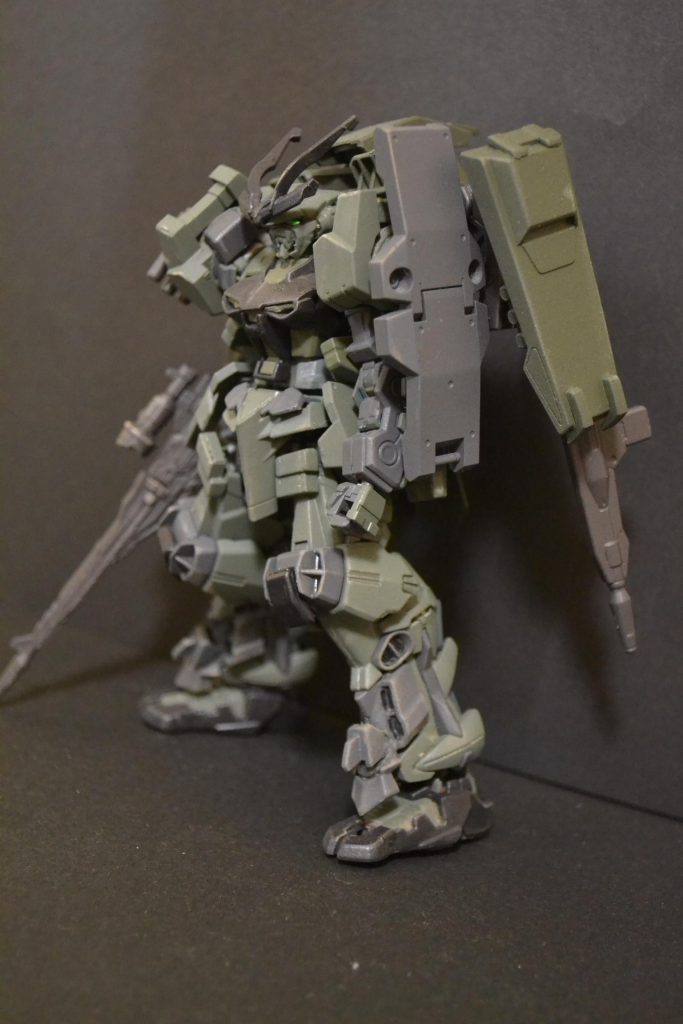 ベースは戦国アストレイです。背中から後ろはストライカージンクスです。バックパックの横についているのは武器ラック兼用の可動式シールドです。