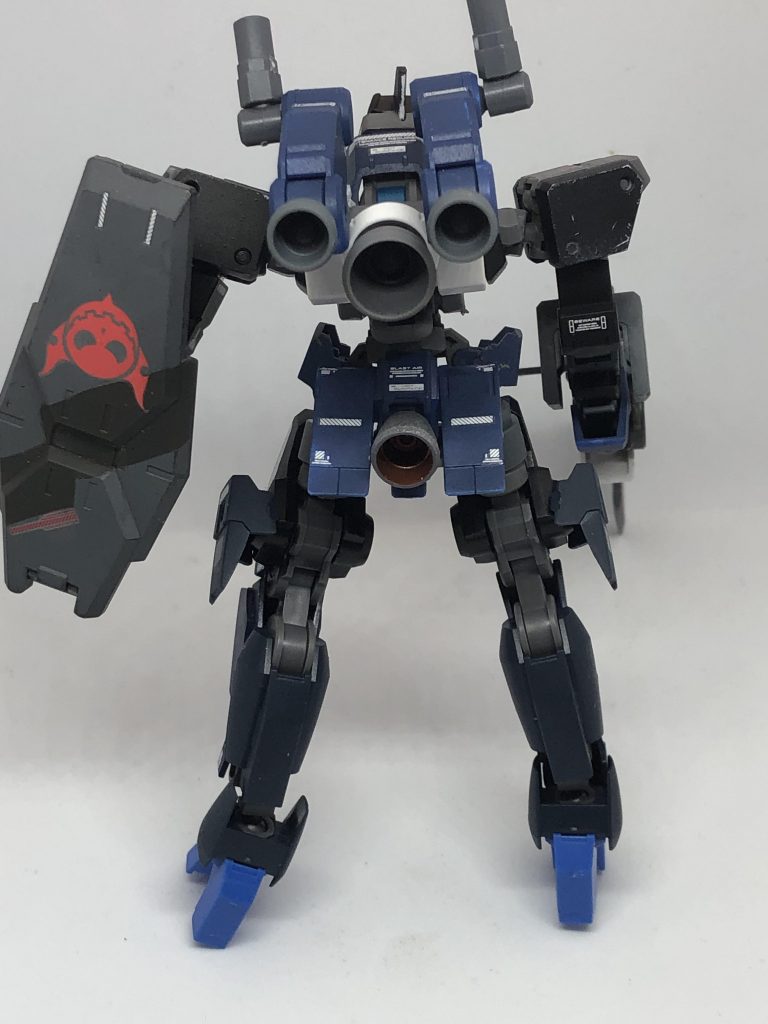 前部膝、腰、バックパックに重点的にバーニアを配置、これにより高速機動ガンプラの追跡が可能。